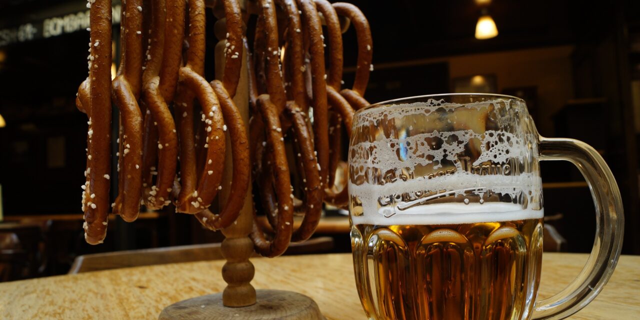 https://www.todoinprague.com/wp-content/uploads/2020/02/czech-beer-and-pretzel-prague-food-1280x640.jpg