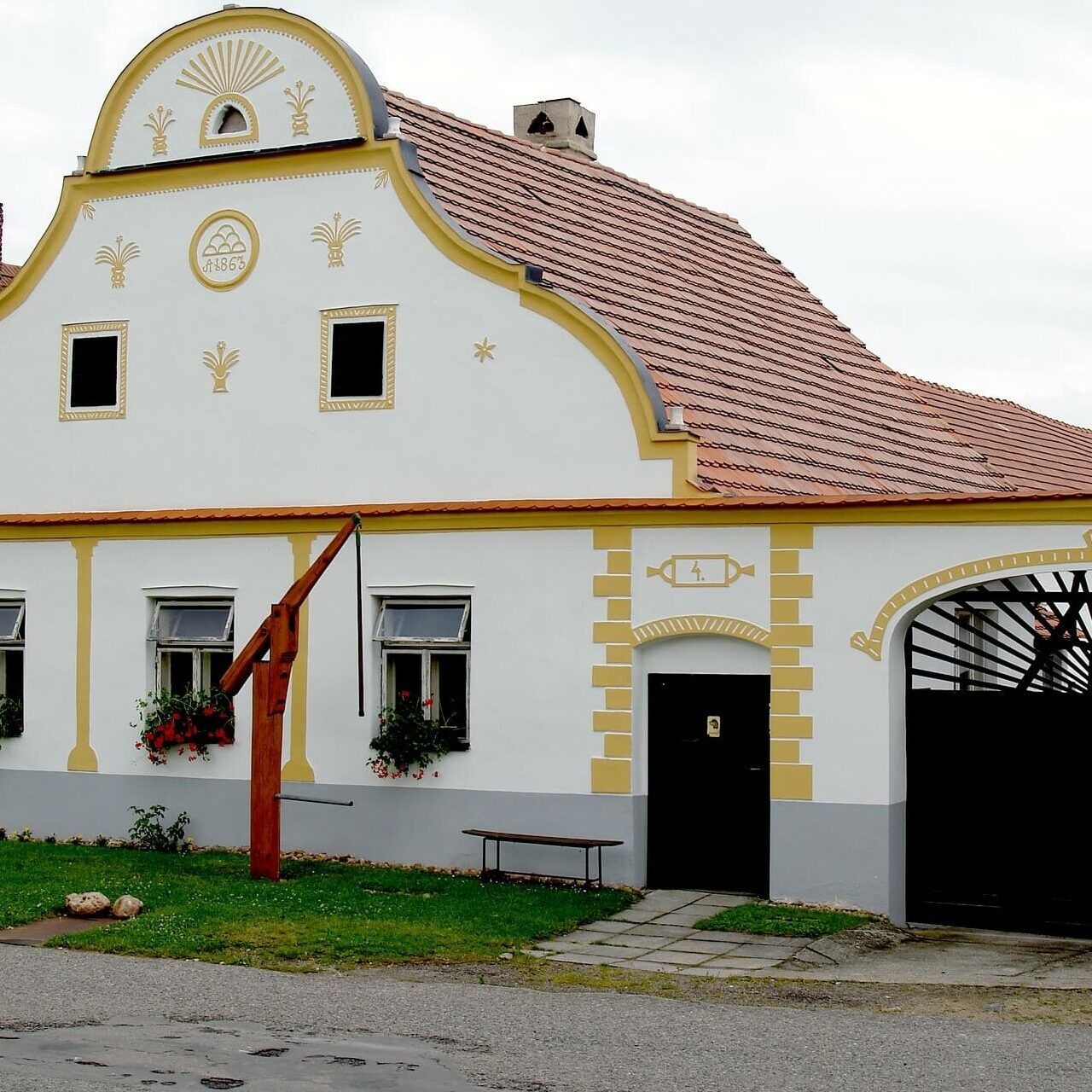 holasovice-traditional-house-czech-republic