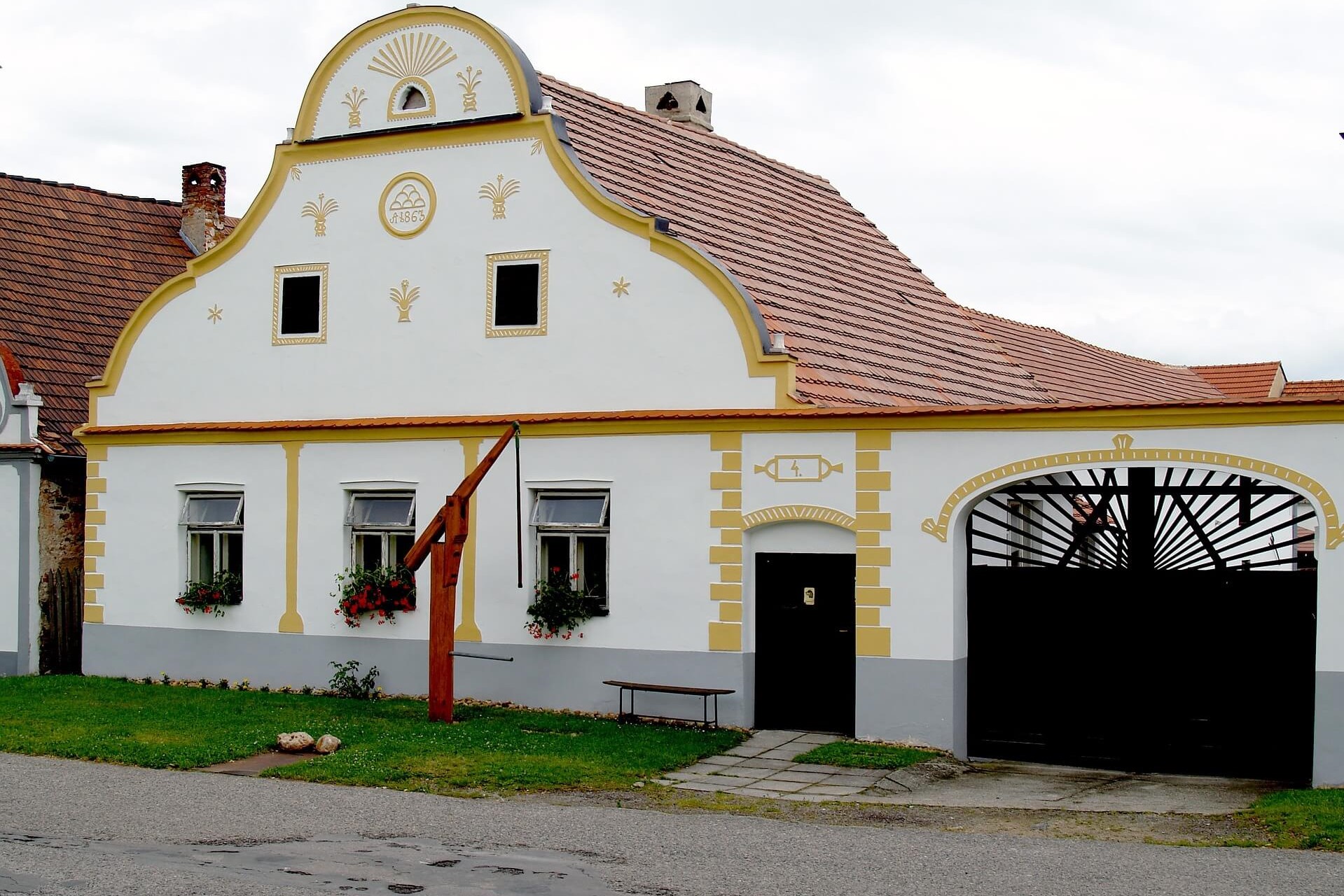 holasovice-traditional-house-czech-republic