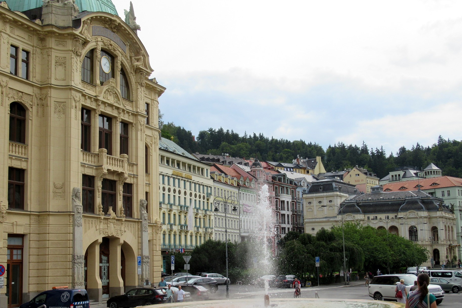 karlovy-vary-main-street-fountain Main square in Karlovy Vary with hot springs.
