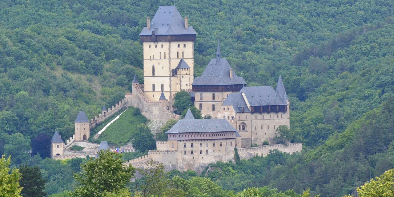 https://www.todoinprague.com/wp-content/uploads/2020/02/karlstejn-castle-in-mountains-south-bohemia-czech-1280x640.jpg