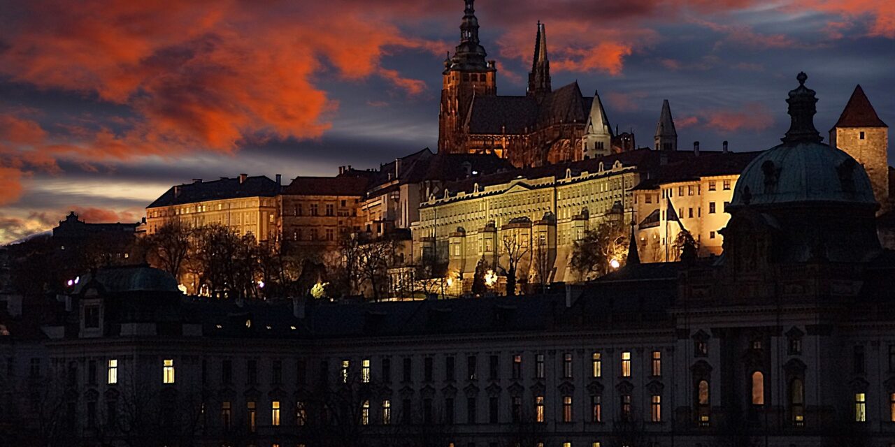 https://www.todoinprague.com/wp-content/uploads/2020/02/prague-castle-at-night-1280x640.jpg