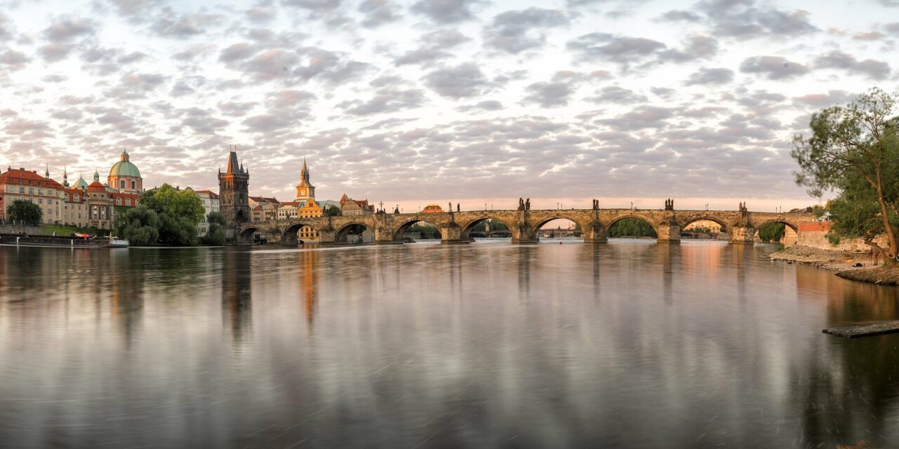 https://www.todoinprague.com/wp-content/uploads/2020/02/prague-panorama-vltava-river-charles-bridge-1280x640.jpg