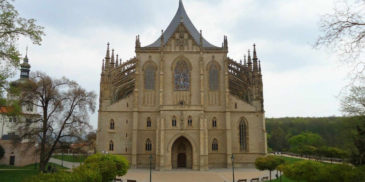 https://www.todoinprague.com/wp-content/uploads/2020/02/st-barbara-cathedral-kutna-hora-1280x640.jpg