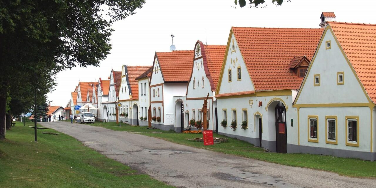 https://www.todoinprague.com/wp-content/uploads/2020/02/traditional-houses-in-holasovice-czech-republic-1280x640.jpg
