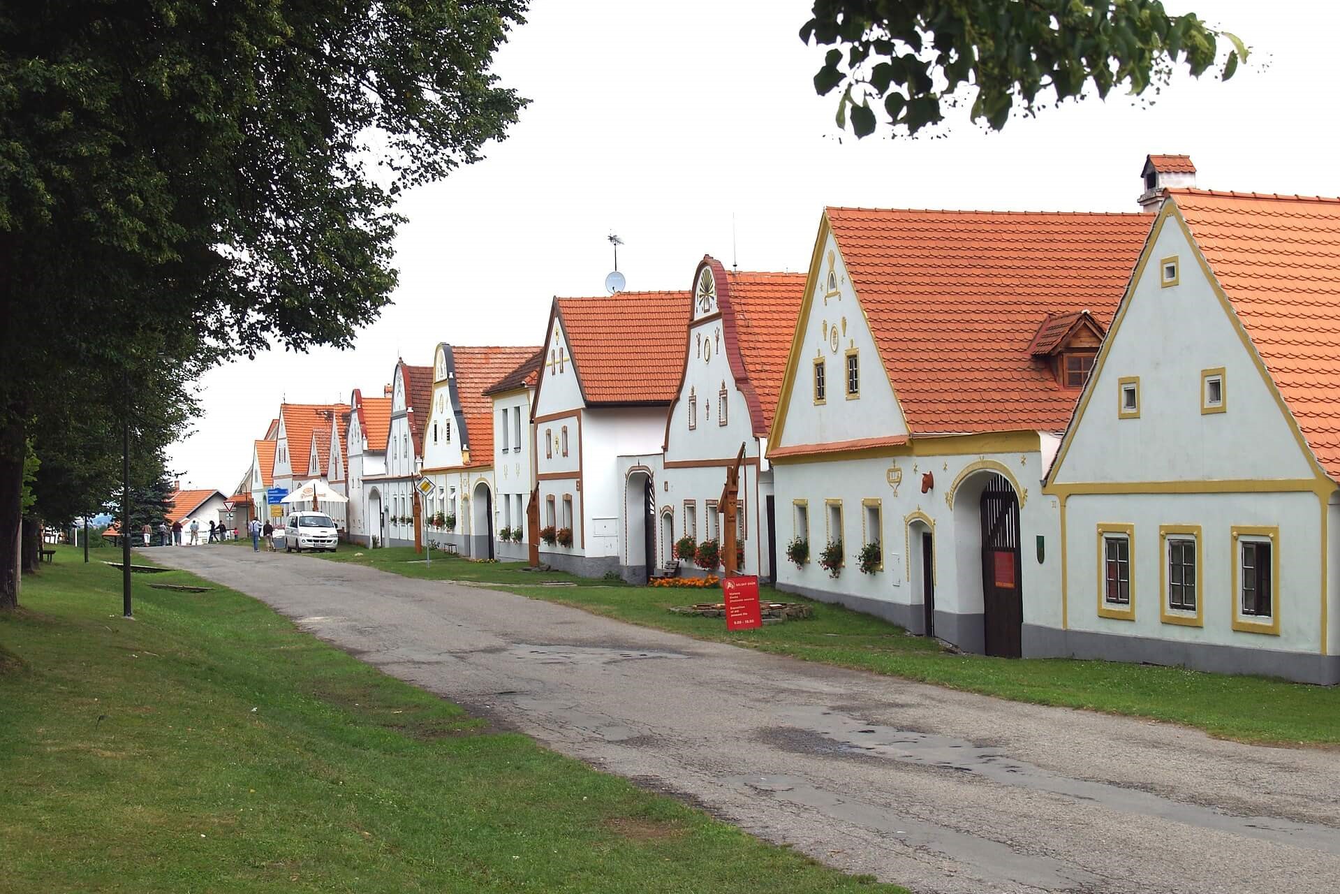 traditional-houses-in-holasovice-czech-republic beautiful-traditional-houses-holasovice-historical-village-czech-republic