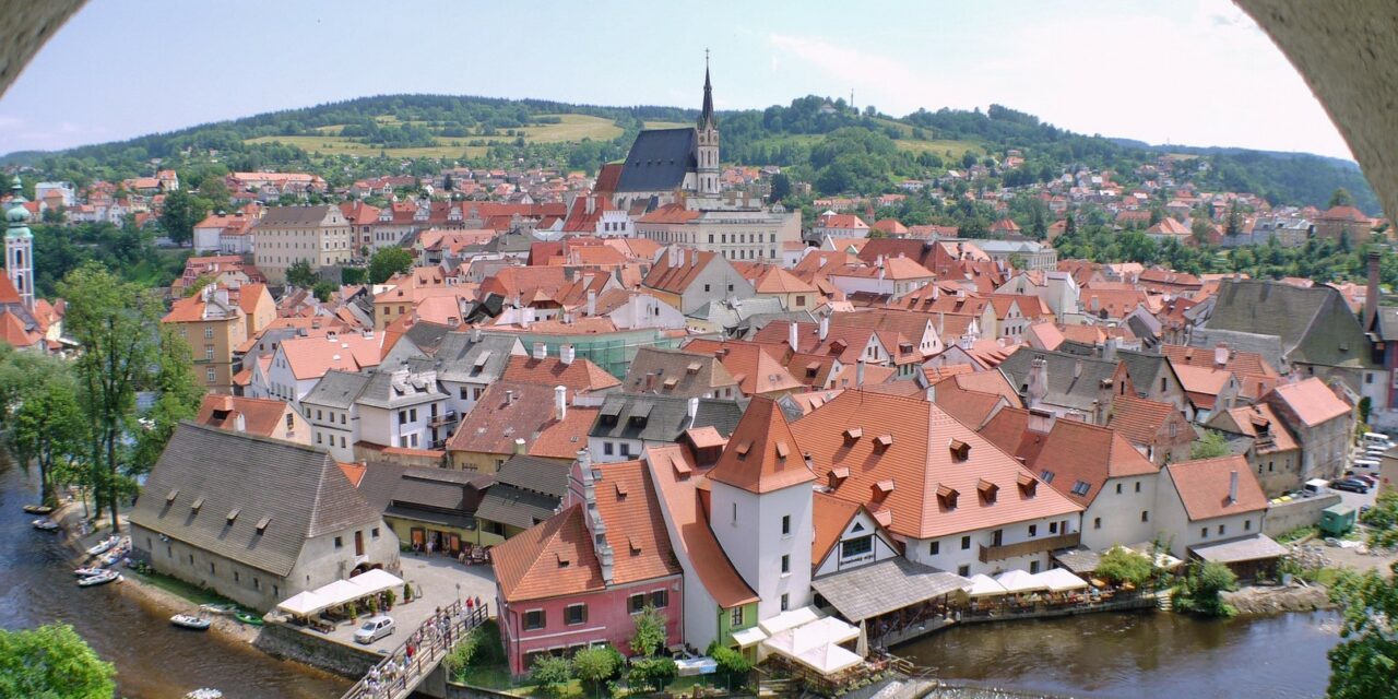 https://www.todoinprague.com/wp-content/uploads/2020/02/view-cesky-krumlov-south-bohemia-1280x640.jpg