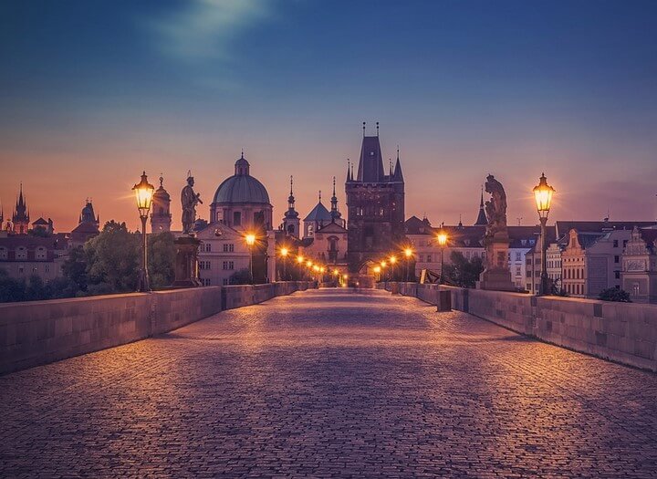 https://www.todoinprague.com/wp-content/uploads/2020/03/charles-bridge-night.jpg