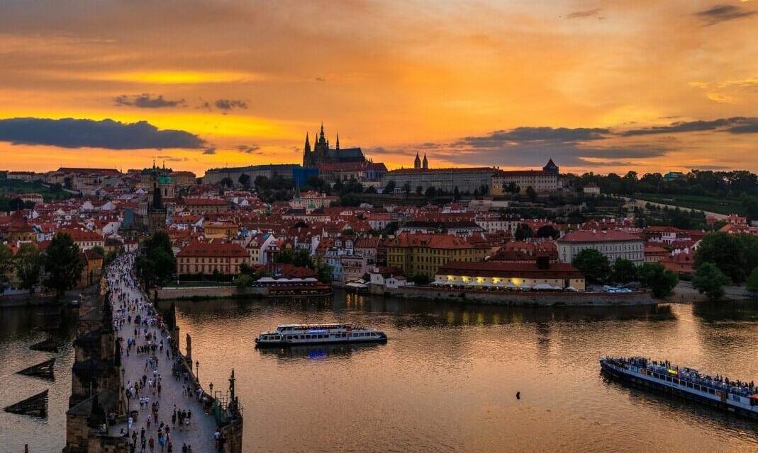 https://www.todoinprague.com/wp-content/uploads/2020/03/charles-bridge-sunset-over-prague-castle-1069x640.jpg