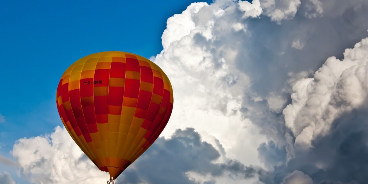 https://www.todoinprague.com/wp-content/uploads/2020/03/hot-air-balloon-private-tour-prague-1280x640.jpg