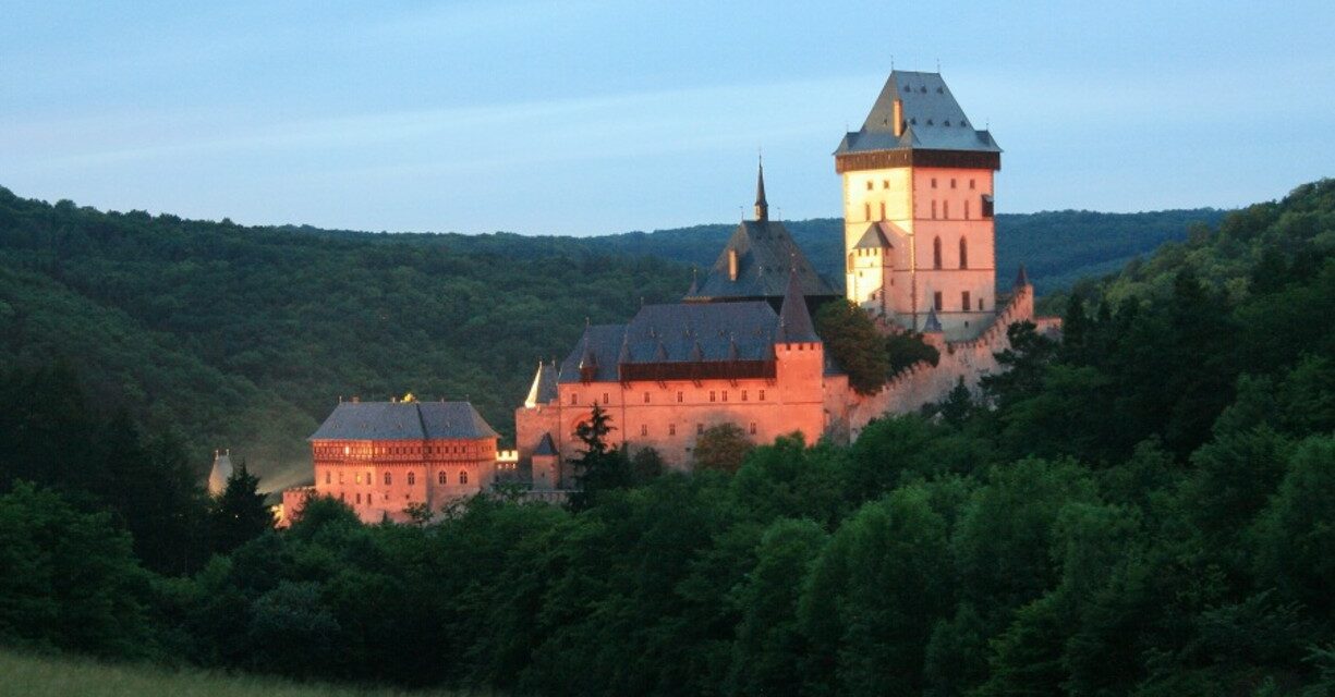 https://www.todoinprague.com/wp-content/uploads/2020/03/karlstejn-castle-at-night-medieval-castle-1225x640.jpg