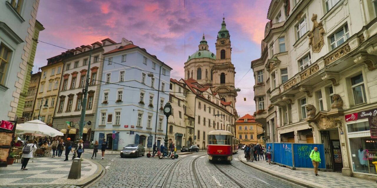 https://www.todoinprague.com/wp-content/uploads/2020/03/prague-public-transport-1280x640.jpg