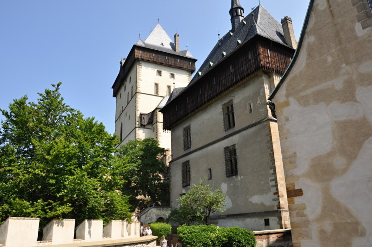 within-the-walls-karlstejn-castle Inside the courtyard of Karlštejn Castle with it's impressive towers.
